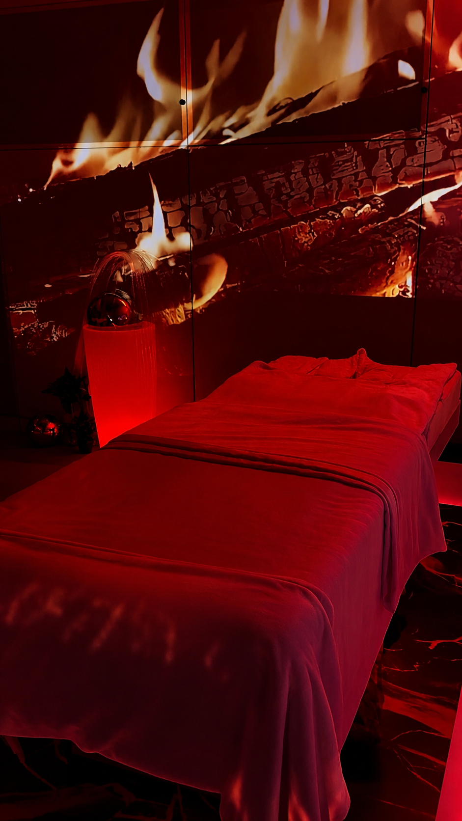 Fire Space mit Flammen-Projektion und Behandlungsliege, SYNYSSPACE Klagenfurt
